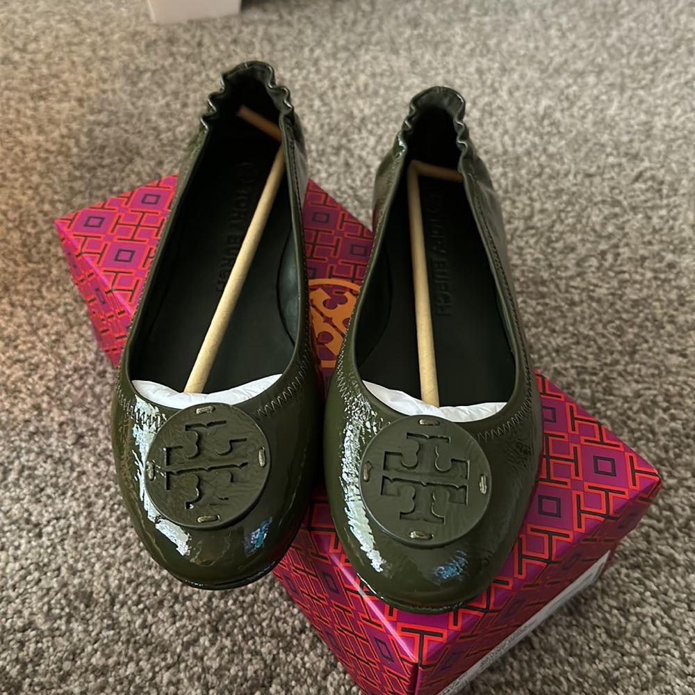 Tory Burch Minnie travel valet flats military green size 9 new in box
